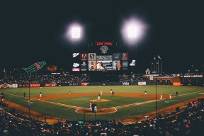 美加墨世界杯-库里复出首秀献关键助攻，RNG主场沸腾